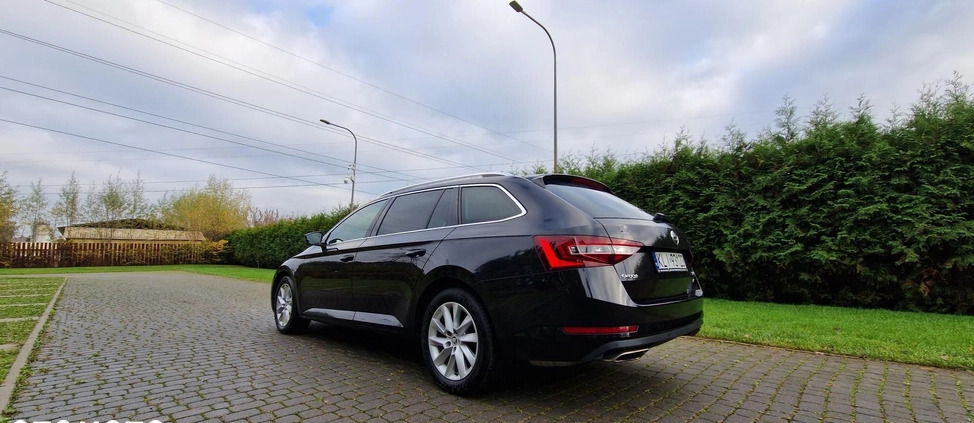 Skoda Superb cena 89800 przebieg: 144000, rok produkcji 2017 z Warszawa małe 742